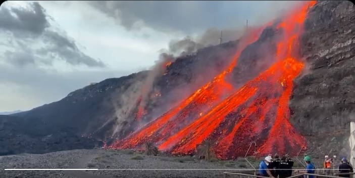 Glowing lava falls overflowed the cliff reaching the sea delta (image: @mondoterremoti/twitter)