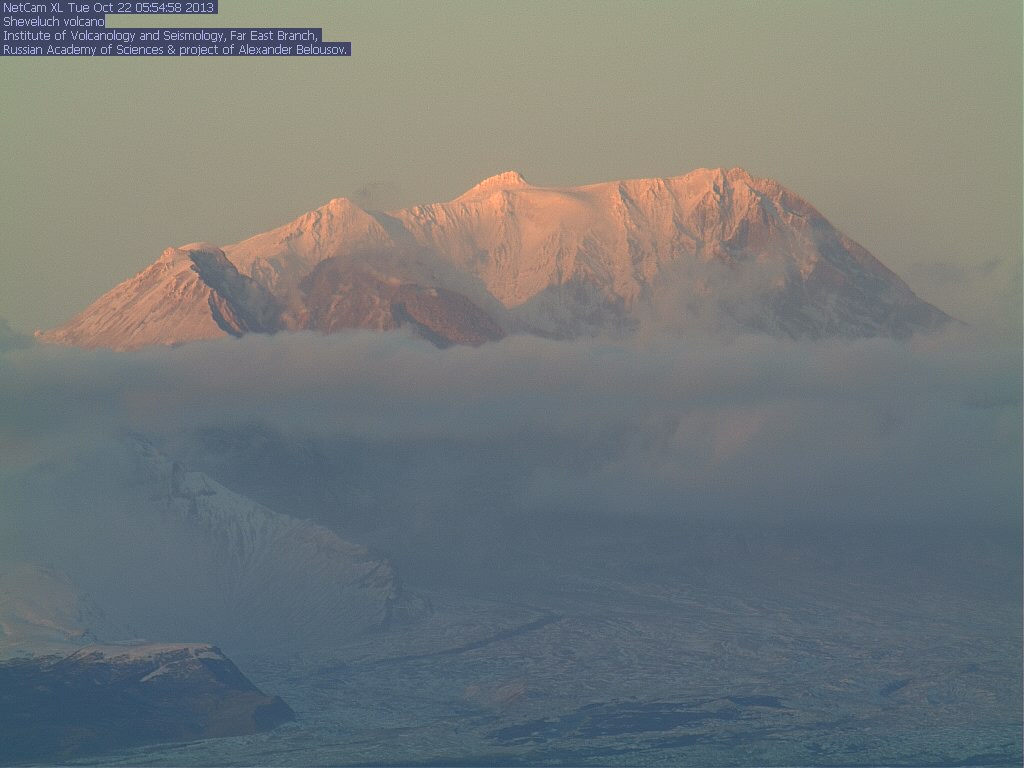 Shiveluch volcano this morning (KVERT webcam)