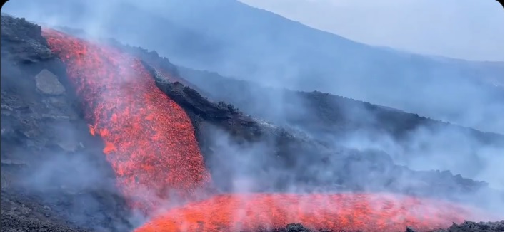 Screenshot from the video of the new lava flow at Etna volcano (image: Etna Guide)