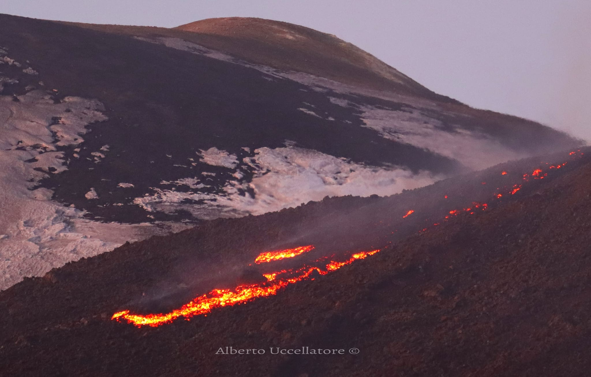 The lava flow from the SE crater (image: Alberto Uccellatore)
