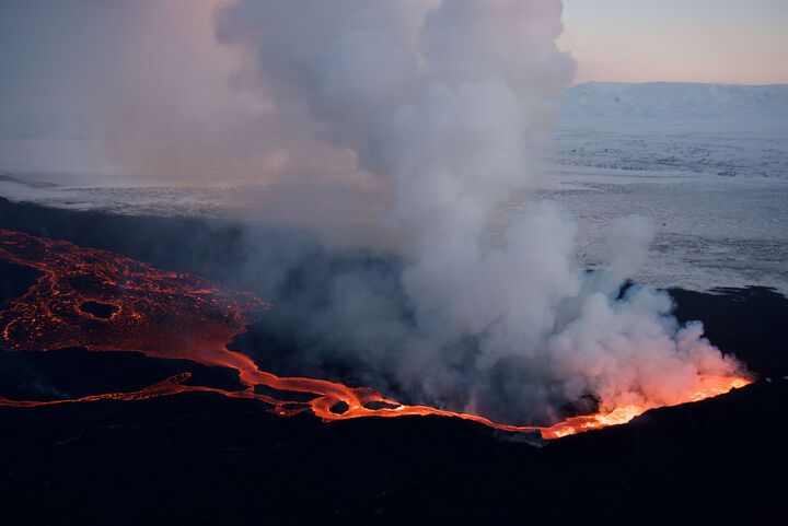 The eruption site at Holuhraun and the immensely long lava flow and active lava field on the 26th of october 2014. Photograph taken by Ólafur Sigurjónsson.