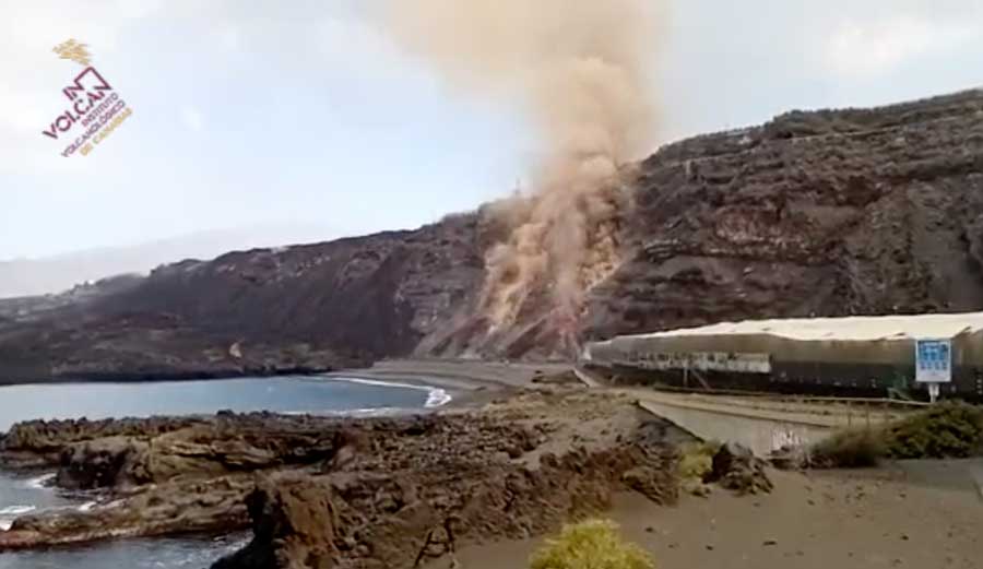 Lava flow reaching the beach of Los Guirres today (image: INVOLCAN)