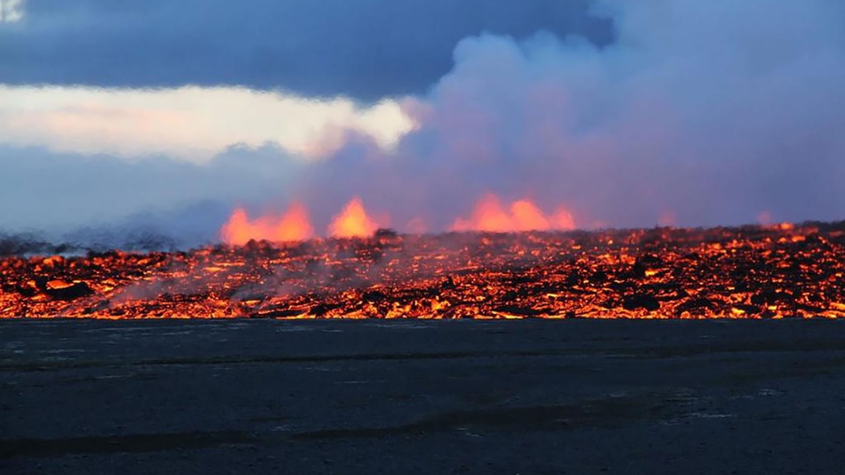View of the lava flow front with the erupting fissure behind (Photo: Ármann Höskuldsson / University of Iceland / @uni_iceland / twitter)