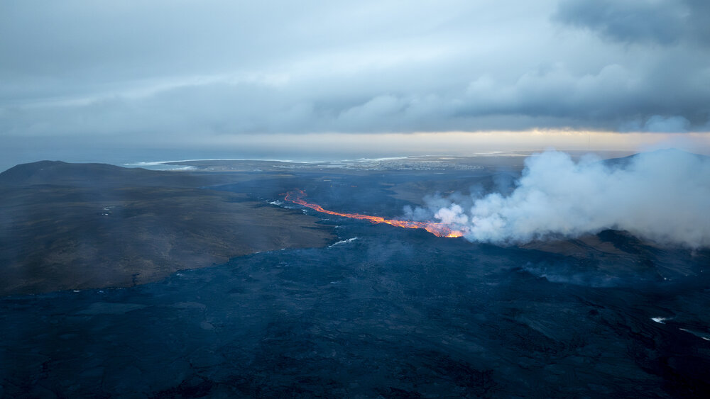 The lava flows from the crater wall area towards the south (image: RÚV English/X)