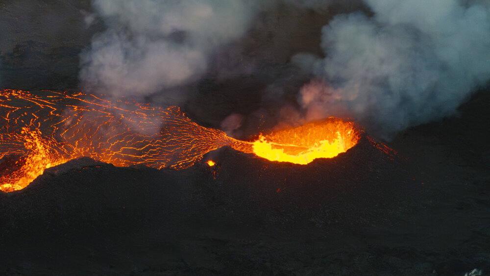 One of several spatter cones generating molten rock (image: RÚV English/X)