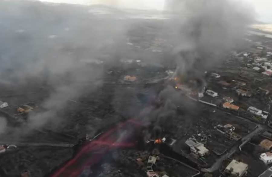 The new lava flow south of the existing flow field this afternoon (image: Municipality of El Paso / youtube)