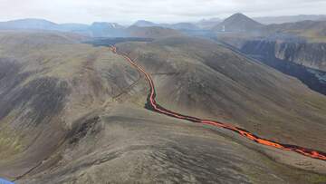 Narrow lava flow escaping the Gelingadalur Valley to the south and into Nátthagi Valley earlier today (image: Icelandic Coastguard)