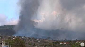 Lava flows from the eruption of La Palma in the area downslope of El Paraíso (image: El Mundo live stream)