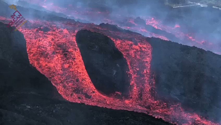 Lava flows in large channels near La Laguna today (image: INVOLCAN /twitter)