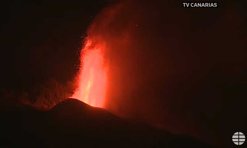 Lava fountain from the new vent on La Palma this morning (image: TV Canaria / El Mundo live stream)