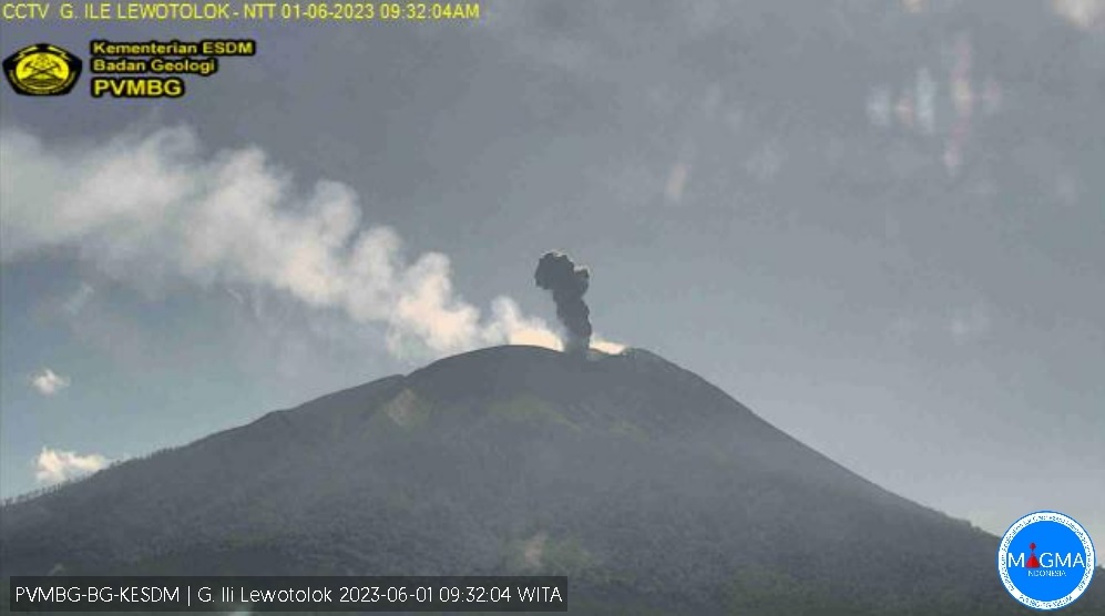 Strombolian eruption from Lewotolo volcano this morning accompanied by degassing (image: PVMBG)