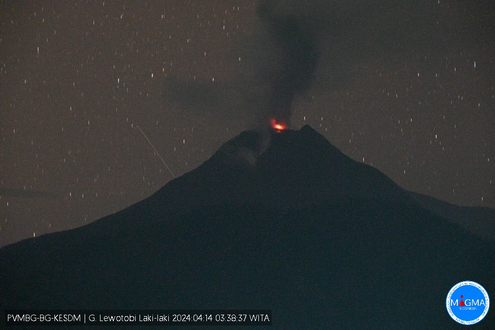 A strong glow from Lewotobi Lakilaki volcano late last night (image: PVMBG)