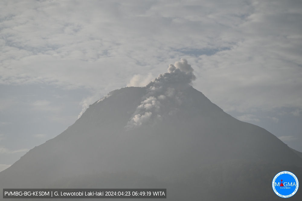 The explosion event from Lewotobi Lakilaki volcano early this morning (image: PVMBG)