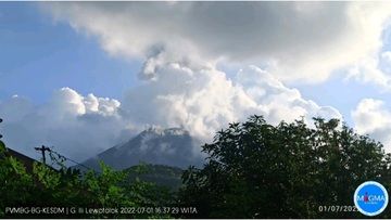 Lewotolo volcano erupted at 16:29 yesterday (image: PVMBG)
