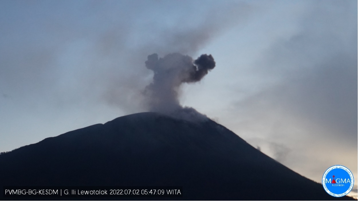 Lewotolo volcano erupted at 05:46 today (image: PVMBG)