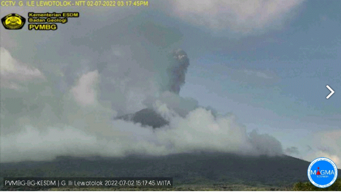 Lewotolo volcano erupted at 15:17 today (image: PVMBG)