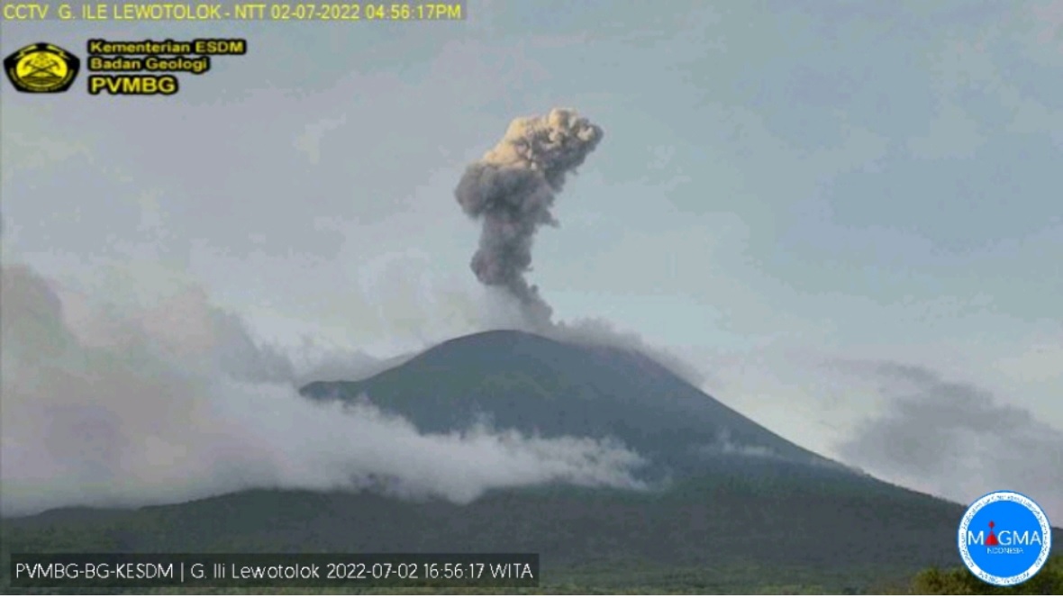 Lewotolo volcano erupted at 16:54 today (image: PVMBG)
