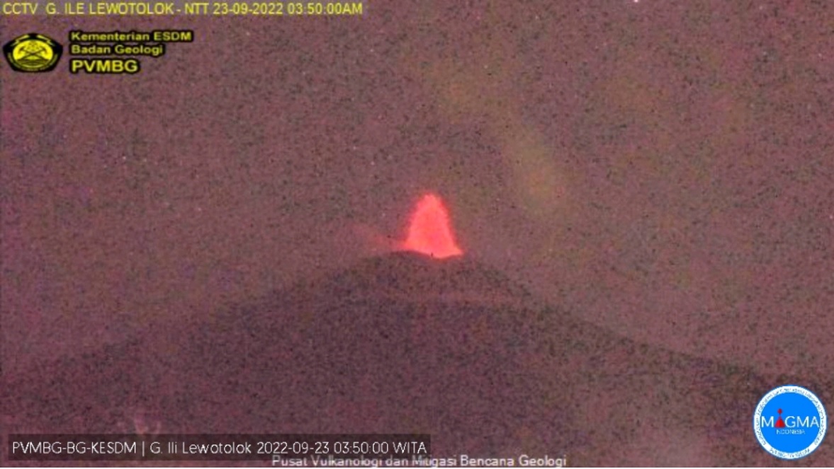 Glowing red hot dome-like lava fountain during the eruption on 23 September (image: PVMGB)