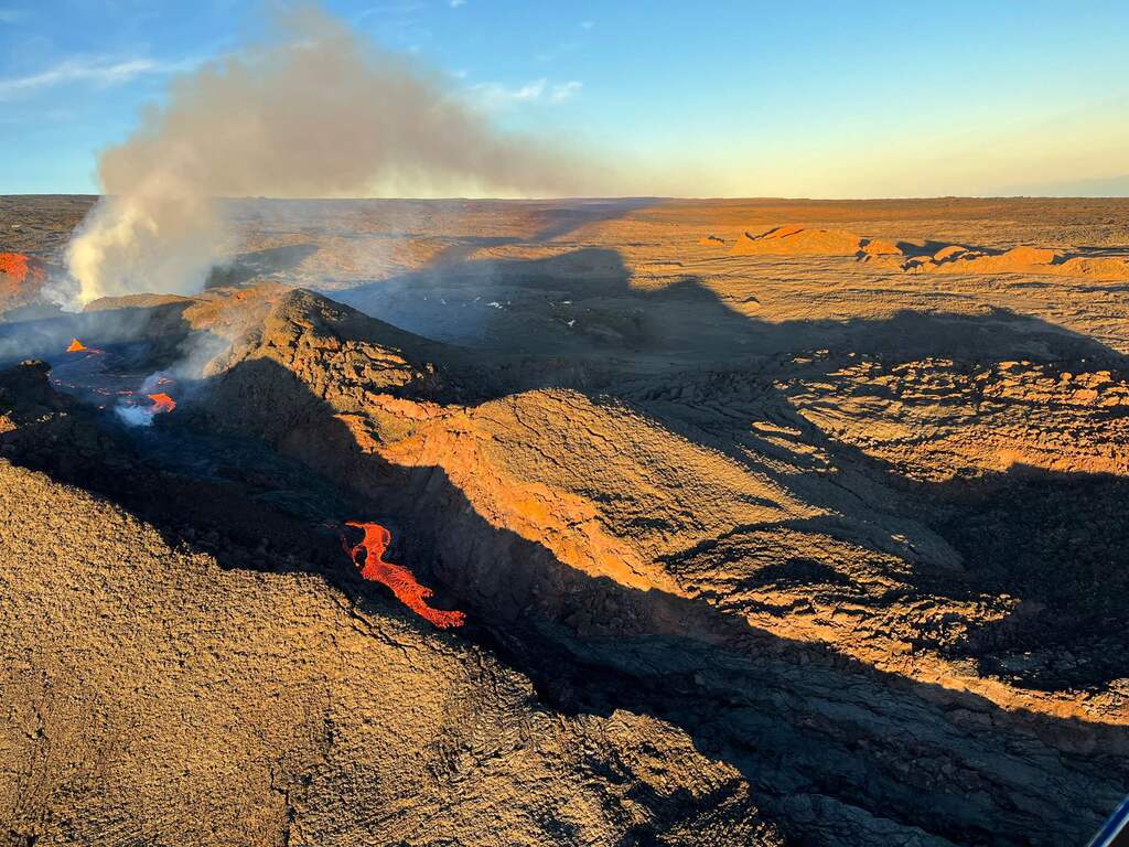 Fissure 3 lava pond (image: USGS)