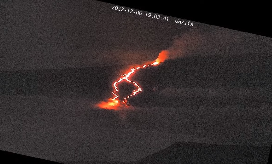 Live webcam from Mauna Kea pointing on the glowing lava flows from Maunaloa (image: Luke McKay/youtube)