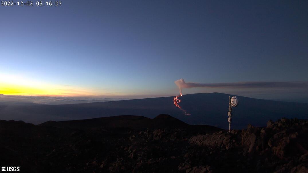 One of the other dramatic views of descending lava flows visible from Mauna Kea early this morning (image: USGS)