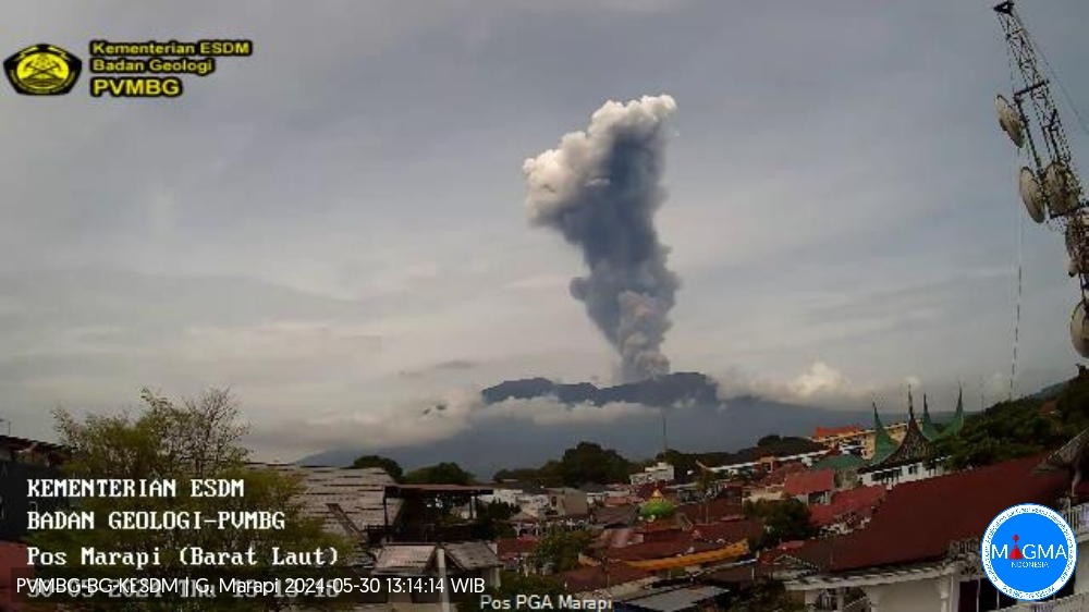 The powerful explosion from Marapi volcano yesterday (image: PVMBGB)