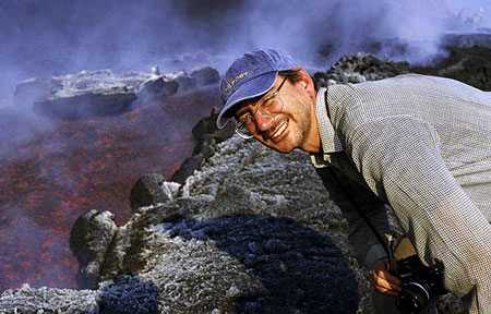 Marco Fulle devant une coulée de lave sur l'Etna