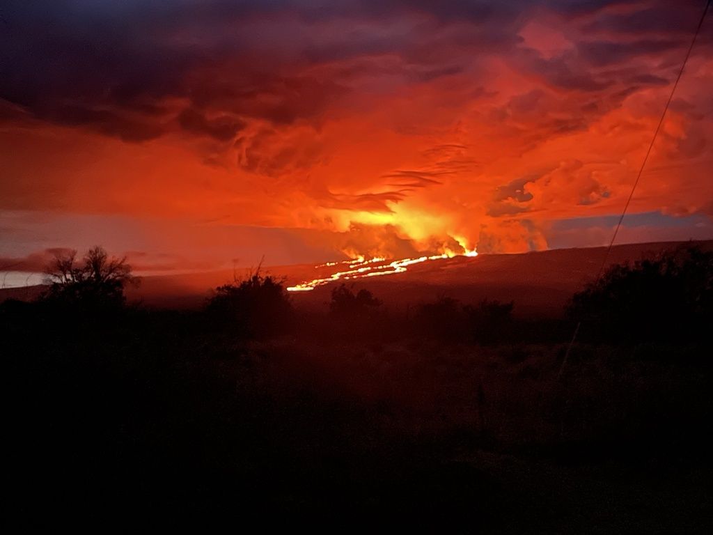 Lava flows had traveled north-northeast along the Northeast Rift Zone early this morning, the image taken from Saddle Road (image: David Fee)