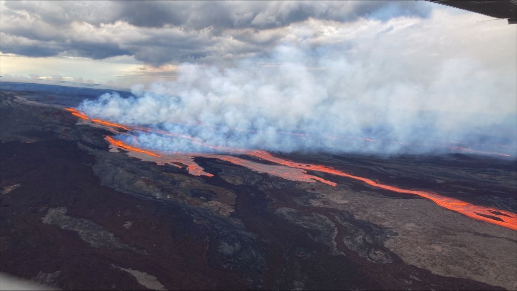 Eruptive fissures continues to feed lava flows on the Northeast Rift Zone (image: HVO)