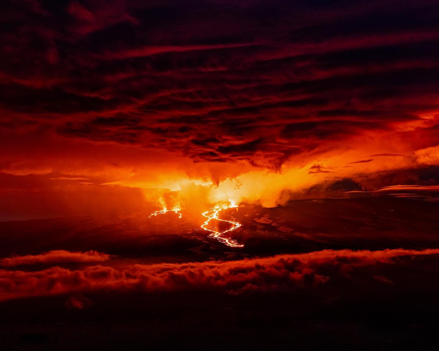 The epic moment of red, orange and yellow clouds and lava  flows (image: Miles Lucas)