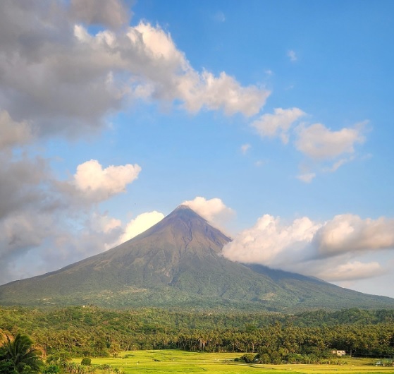 Mayon volcano as seen from Tabaco province (image: @fluidtype/twitter)