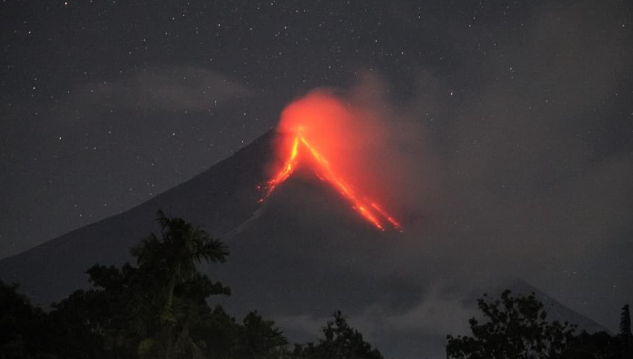 Glowing rock falls emanating from the lava dome at Mayon volcano tonight (image: Jericho Salas)