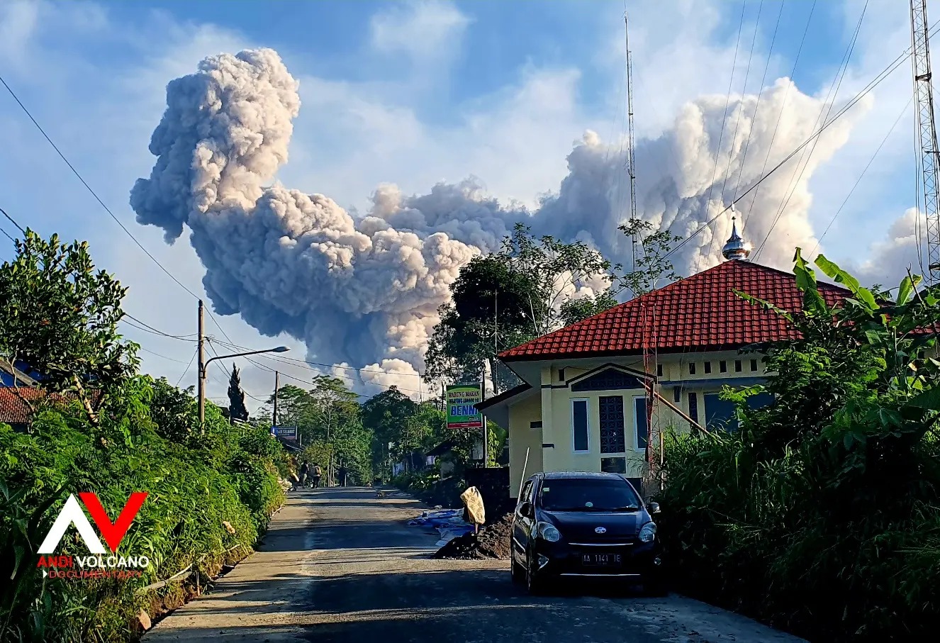 Phoenix clouds resulted from pyroclastic flow from Merapi today (image: Andi/VolcanoDiscovery Indonesia)