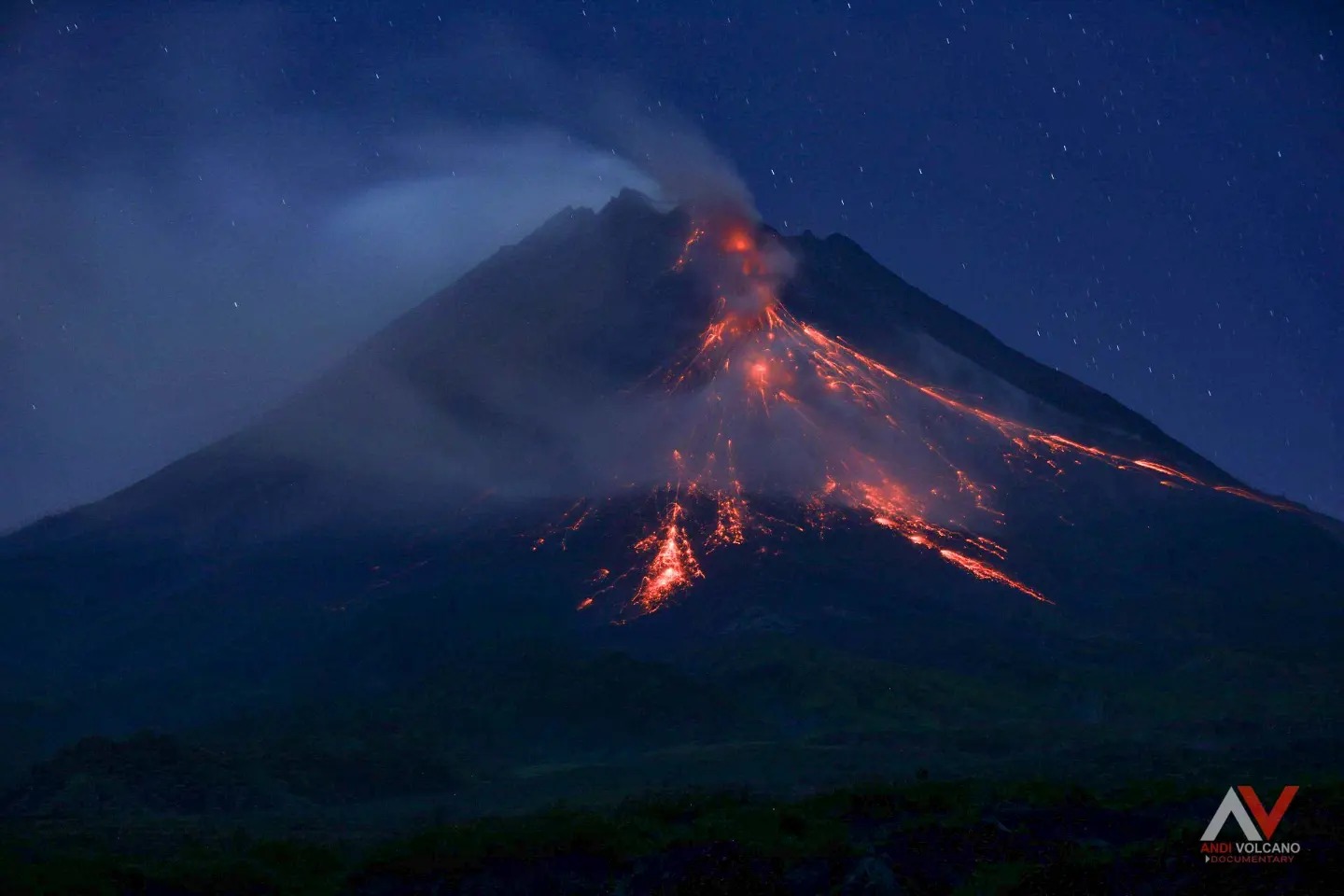 Especial volcán Indonesia 6-21 Nov 2023: Krakatau, Ile Lewotolok, Semeru, Merapi