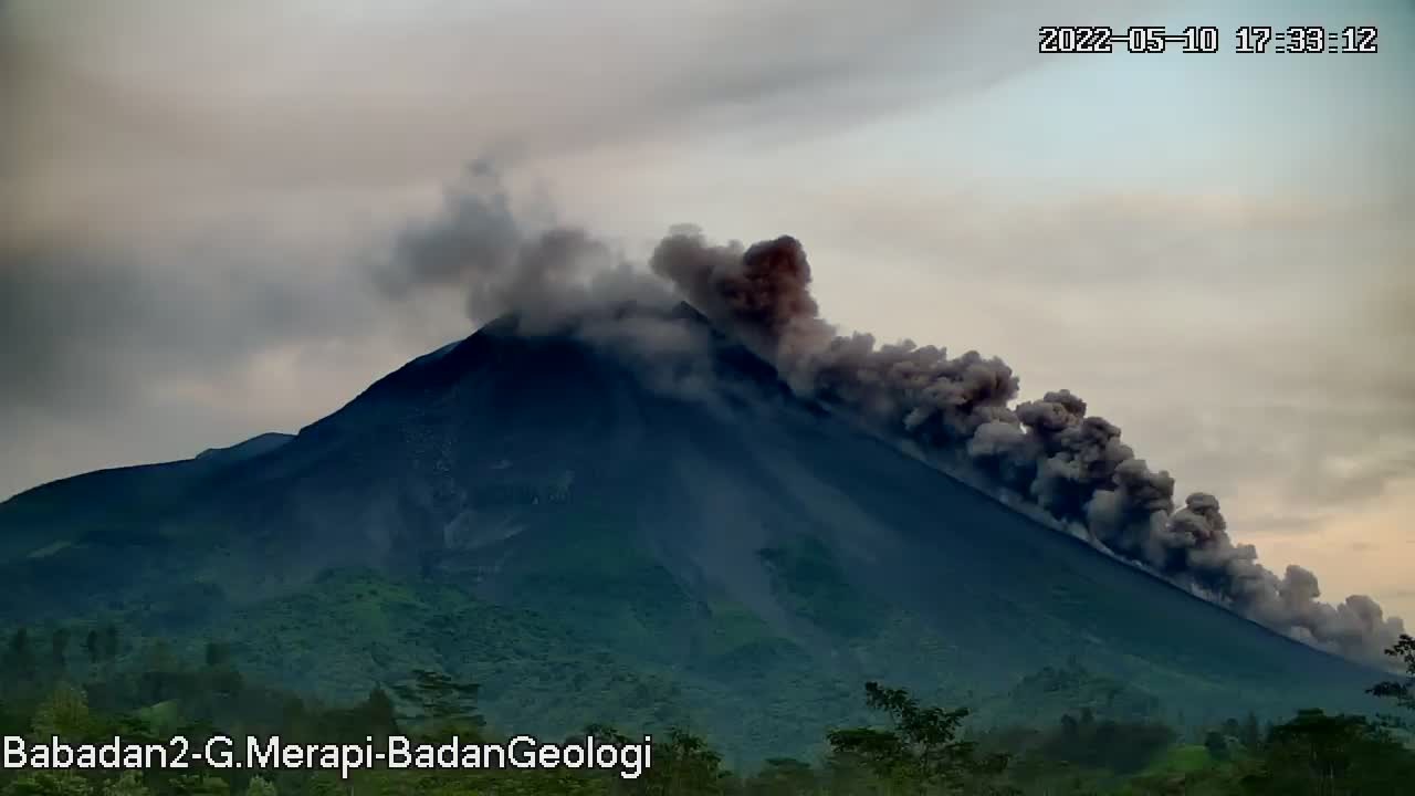 The block-and-ash flow from Merapi volcano yesterday (image: PVMBG)