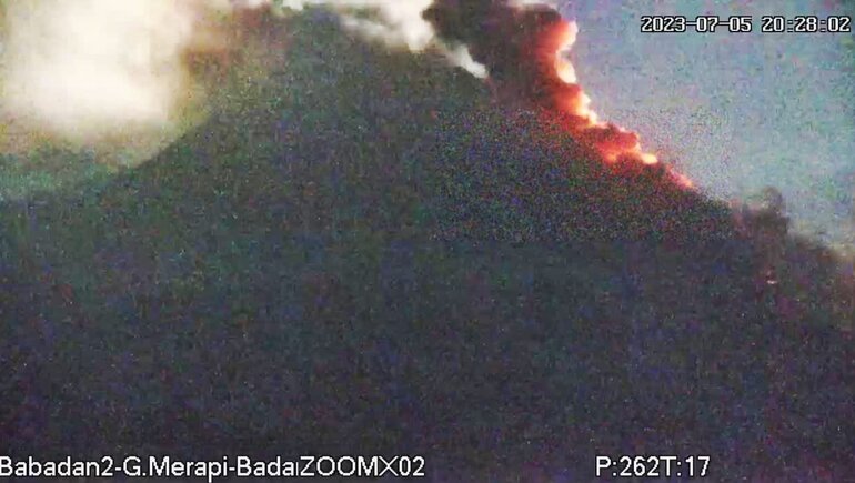 Glowing rock falls from Merapi's lava dome tonight (image: Merapi Uncover)