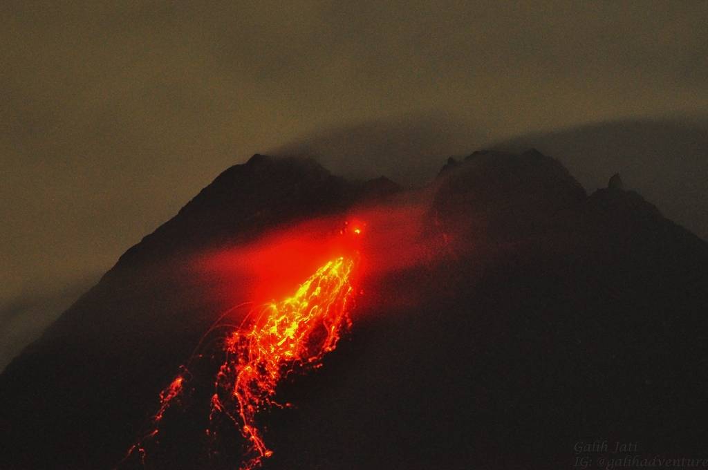 Glowing avalanches from Merapi's lava dome on the evening of 5 Jan 2021 (image: Yohannes Tyas Galih Jati / facebook)