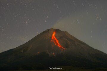 Incandescent avalanches from the lava dome (image: @merapi_uncover/twitter)