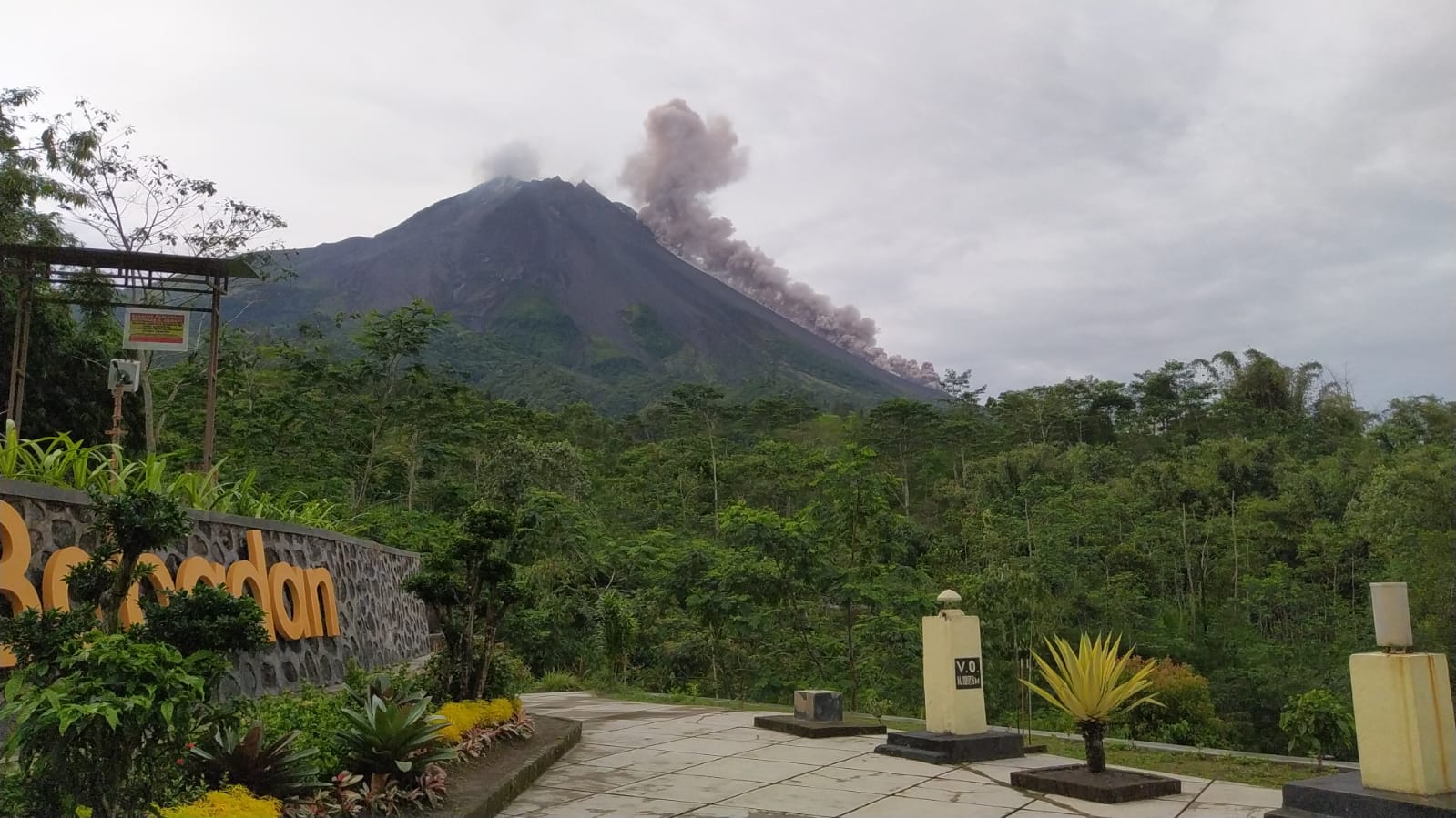 Pyroclastic flow and phoenix clouds at Merapi volcano this morning (image: PVMBG)