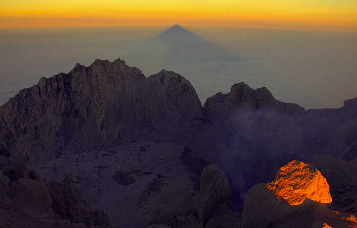 View of the summit crater of Merapi with the slowly growing lava dome at the bottom (photo: Andi / VolcanoDiscovery Indonesia)