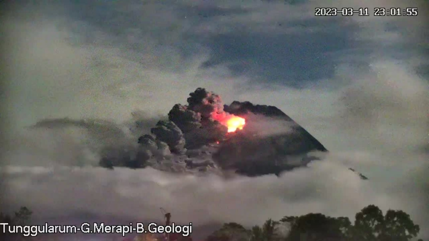 Large pyroclastic flow and glowing lava dome tonight at Merapi volcano (image: PVMBG)