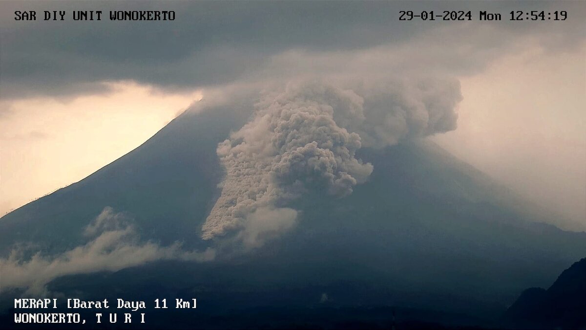 Phoenix clouds resulted from the pyroclastic flow at Merapi yesterday (image: PVMBG)