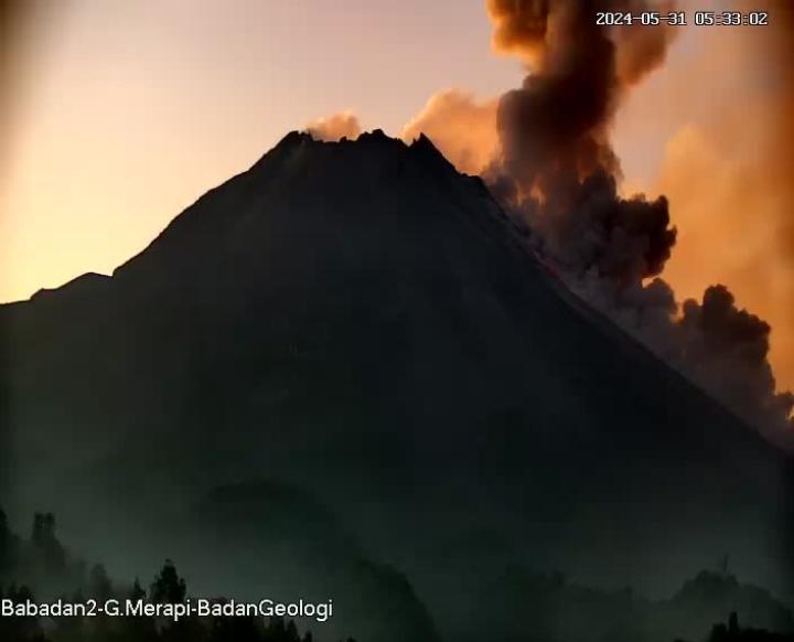 Phoenix clouds resulted from the pyroclastic flow this morning (image: FPMKI)