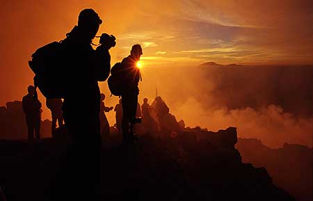 Auf dem Gipfel des Vulkans Merapi bei Sonnenaufgang