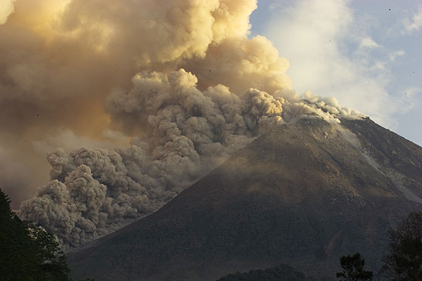 Glutströme vom aktiven Vulkan Merapi