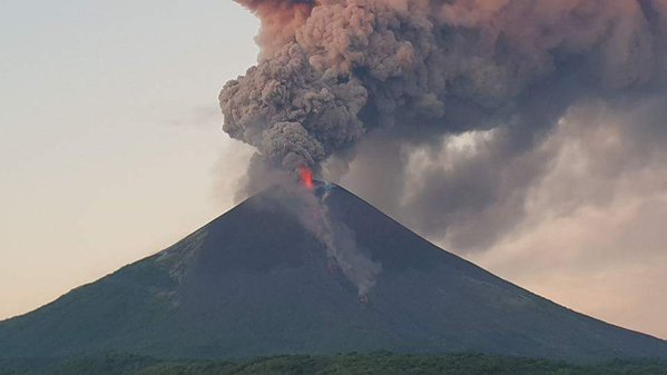 Lava fountains and ash plume from Momotombo volcano this morning (image: Canal6Nicaragua)