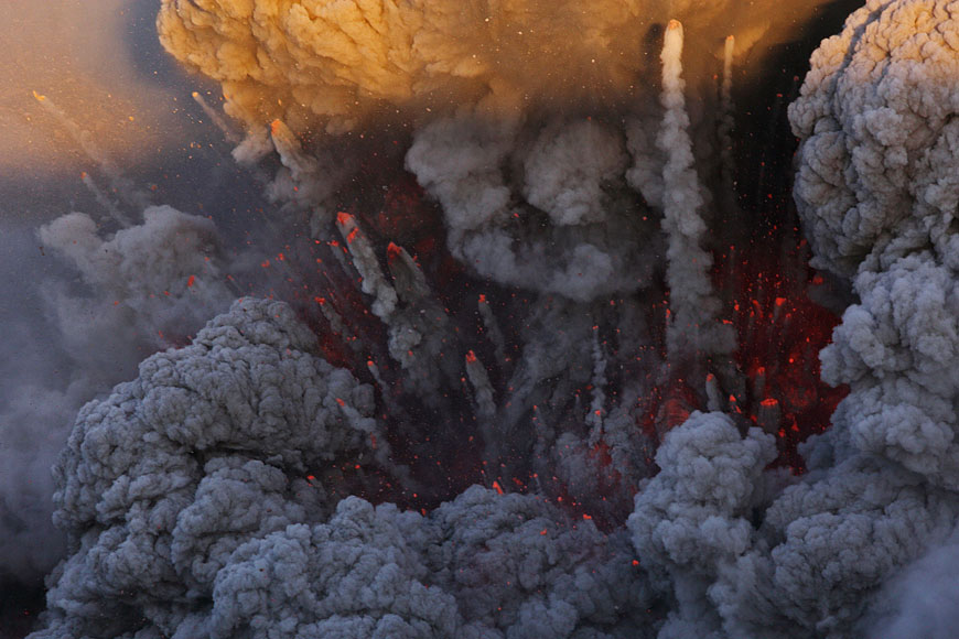 Eyjafjallajökull, Iceland, 8 May 2010 - zoom into explosion