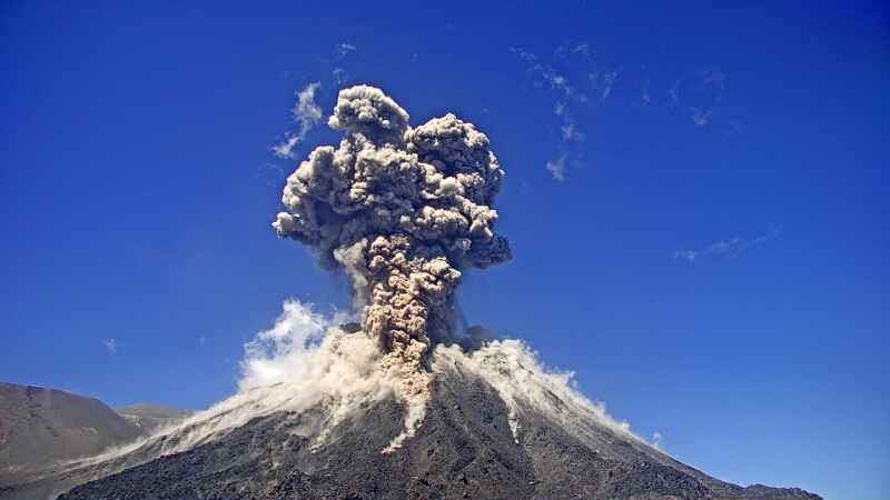 Strong eruption at Nevados de Chillán volcano on 6 January (image: SERNAGEOMIN webcam)