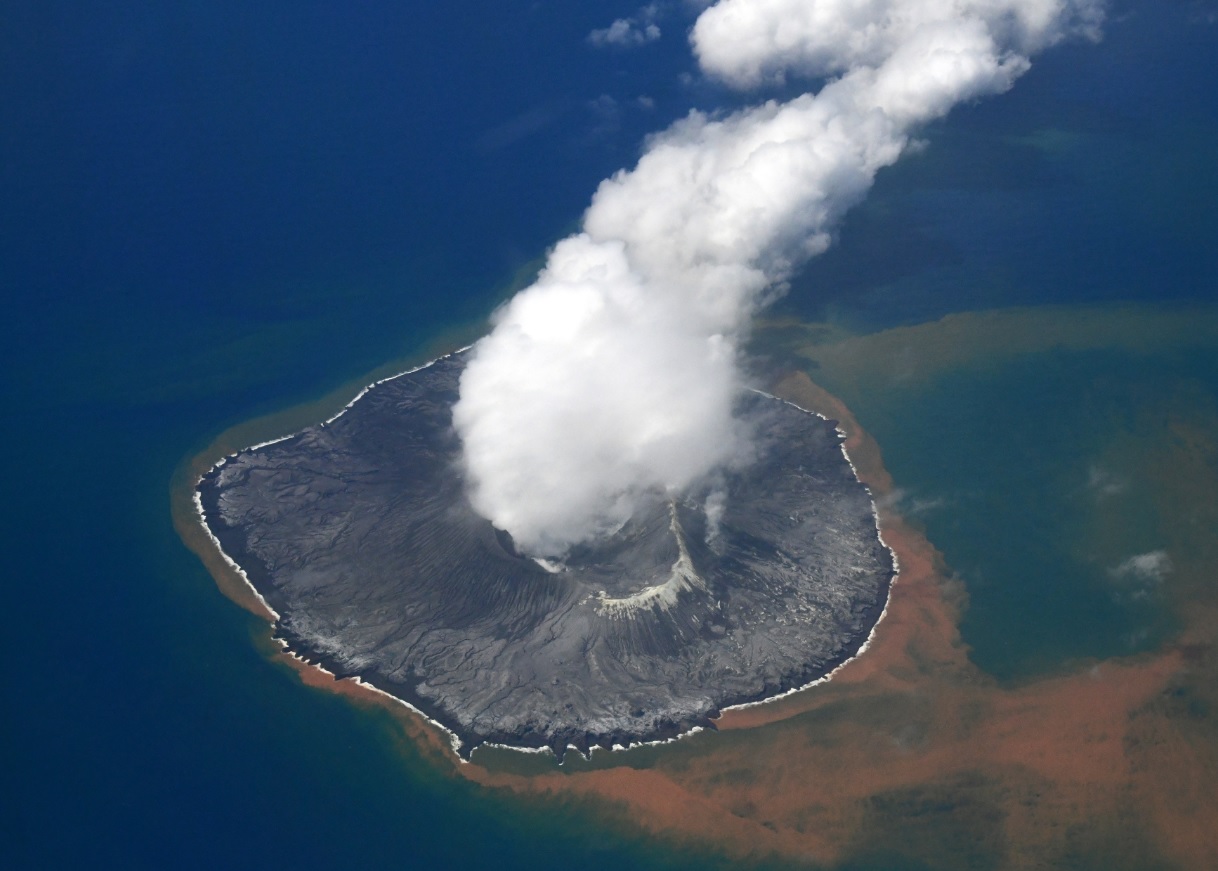 Dense gas and water vapor emissions from Nishinoshima volcano on 14 June (image: JCG)