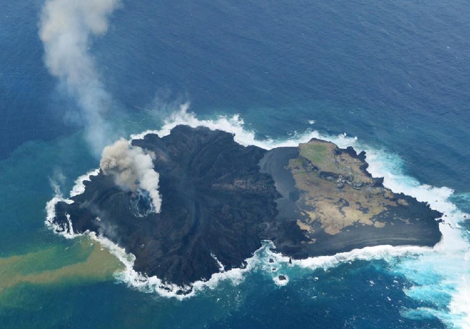 The former new island off Nishino-Shima seen on 20 Jan 2014(Japan Coast guard)